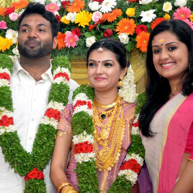 South Indian actress Saranya Mohan got married to doctor Aravind Krishnan in Alappuzha on Sunday, 6 September. Saranya Mohan,Saranya Mohan wedding photos,Saranya Mohan Marriage,Saranya Mohan wedding,Saranya Mohan weds Aravind