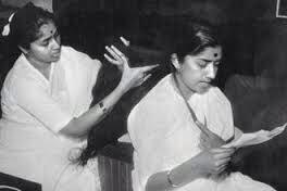Asha Bhosle, often referred Ashaji celebrates her 82nd birthday on Tuesday, 8 September 2015. Asha Bhosle,Asha Bhosle singer,happy birthday Asha Bhosle,Asha Bhosle with celebs,Asha Bhosle photos,Asha Bhosle shows,Lata Mangeshkar,asha bhosle lata mangeshkar
