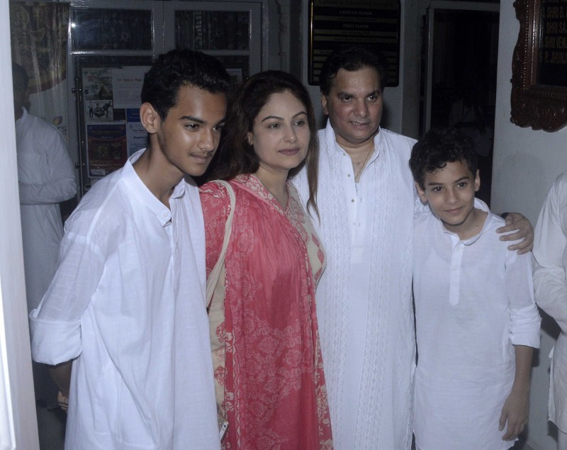 Amitabh Bachchan, Aishwarya Rai, Madhuri Dixit, Juhi Chawla and many Others at Aadesh Shrivastav's prayer meet. Amitabh Bachchan,Aishwarya Rai,Madhuri Dixit,Juhi Chawla,Aadesh Shrivastav prayer meet,Aadesh Shrivastav,aadesh shrivastava funeral,celebs at Aadesh Shrivastav's prayer meet