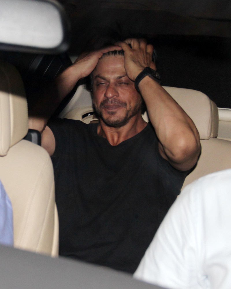 Bollywood Actor Shahrukh Khan spotted at Bandra Restaurant. Shahrukh Khan,srk,Shah Rukh Khan,Shahrukh Khan spotted at Bandra Restaurant,Shahrukh Khan spotted at Bandra,Shahrukh Khan latest pics,Shahrukh Khan latest images,Shahrukh Khan latest stills,Shahrukh Khan latest pictures,Shahrukh Khan latest gallery,Morani
