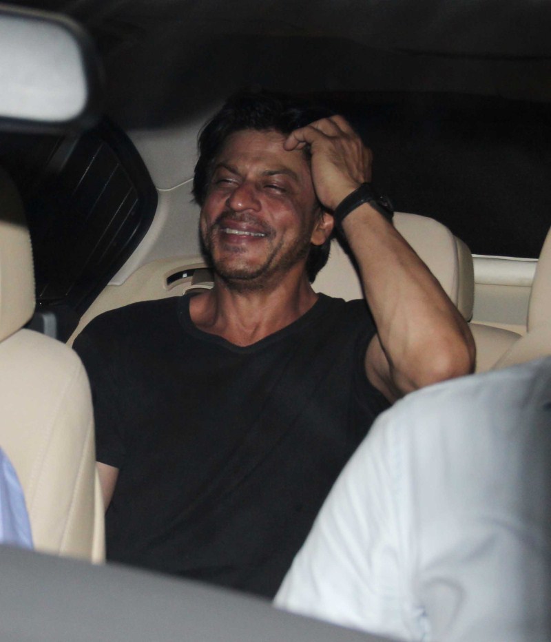 Bollywood Actor Shahrukh Khan spotted at Bandra Restaurant. Shahrukh Khan,srk,Shah Rukh Khan,Shahrukh Khan spotted at Bandra Restaurant,Shahrukh Khan spotted at Bandra,Shahrukh Khan latest pics,Shahrukh Khan latest images,Shahrukh Khan latest stills,Shahrukh Khan latest pictures,Shahrukh Khan latest gallery,Morani