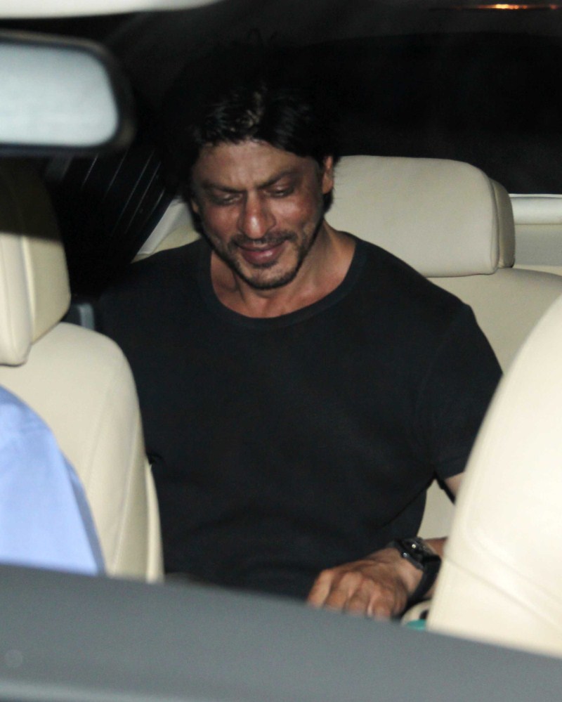 Bollywood Actor Shahrukh Khan spotted at Bandra Restaurant. Shahrukh Khan,srk,Shah Rukh Khan,Shahrukh Khan spotted at Bandra Restaurant,Shahrukh Khan spotted at Bandra,Shahrukh Khan latest pics,Shahrukh Khan latest images,Shahrukh Khan latest stills,Shahrukh Khan latest pictures,Shahrukh Khan latest gallery,Morani