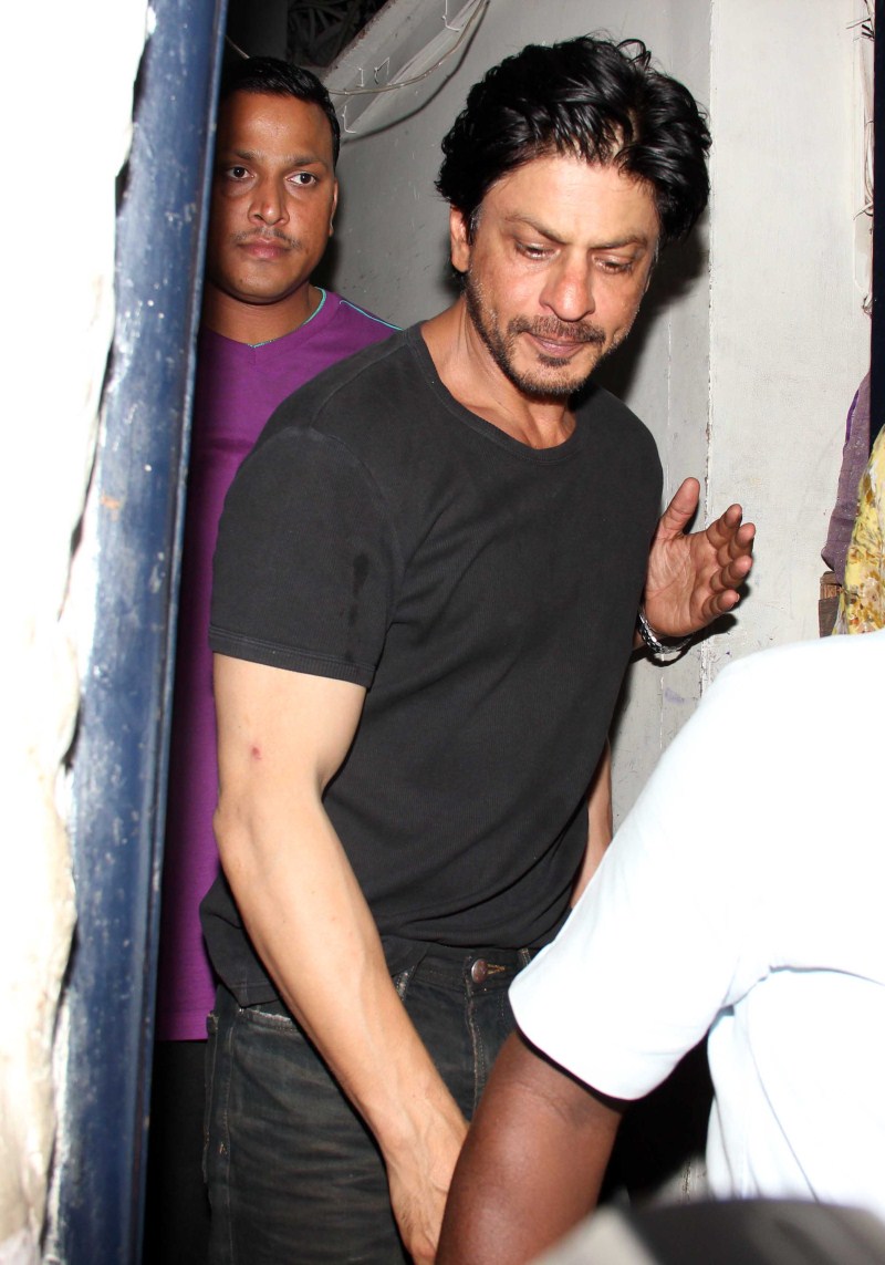 Bollywood Actor Shahrukh Khan spotted at Bandra Restaurant. Shahrukh Khan,srk,Shah Rukh Khan,Shahrukh Khan spotted at Bandra Restaurant,Shahrukh Khan spotted at Bandra,Shahrukh Khan latest pics,Shahrukh Khan latest images,Shahrukh Khan latest stills,Shahrukh Khan latest pictures,Shahrukh Khan latest gallery,Morani