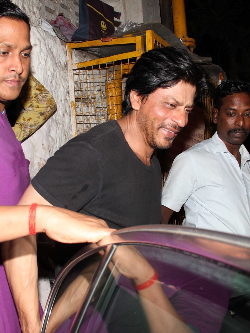 Bollywood Actor Shahrukh Khan spotted at Bandra Restaurant. Shahrukh Khan,srk,Shah Rukh Khan,Shahrukh Khan spotted at Bandra Restaurant,Shahrukh Khan spotted at Bandra,Shahrukh Khan latest pics,Shahrukh Khan latest images,Shahrukh Khan latest stills,Shahrukh Khan latest pictures,Shahrukh Khan latest gallery,Morani