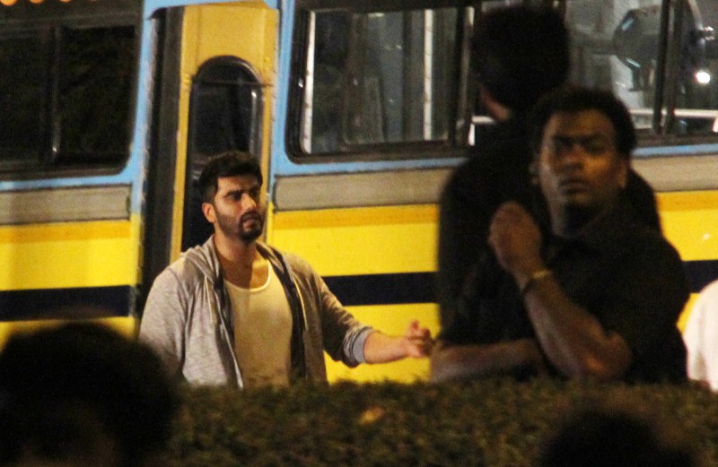 Bollywood Actress Kareena Kapoor Khan and Actor Arjun Kapoor Spotted Shooting for Ki & Ka Movie. Kareena Kapoor,Kareena Kapoor Khan,Arjun Kapoor,Ki & Ka,R Balki,R Balki Ki & Ka,Kareena Kapoor Khan and Arjun Kapoor,Ki & Ka Movie stills,Ki & Ka Movie pics,Ki & Ka Movie images,Ki & Ka Movie photos,Ki & Ka Movie pictures