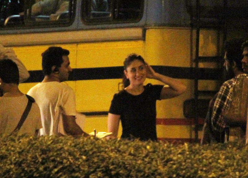 Bollywood Actress Kareena Kapoor Khan and Actor Arjun Kapoor Spotted Shooting for Ki & Ka Movie. Kareena Kapoor,Kareena Kapoor Khan,Arjun Kapoor,Ki & Ka,R Balki,R Balki Ki & Ka,Kareena Kapoor Khan and Arjun Kapoor,Ki & Ka Movie stills,Ki & Ka Movie pics,Ki & Ka Movie images,Ki & Ka Movie photos,Ki & Ka Movie pictures