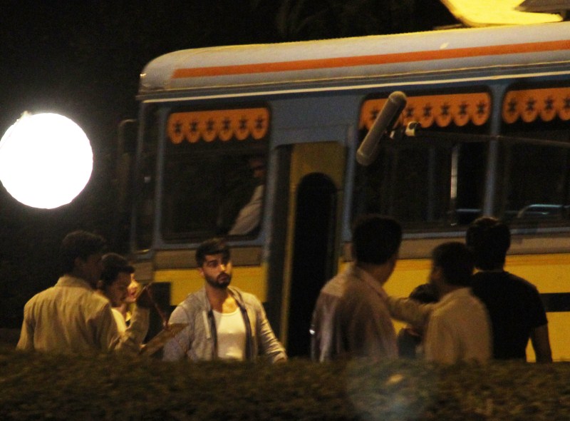Bollywood Actress Kareena Kapoor Khan and Actor Arjun Kapoor Spotted Shooting for Ki & Ka Movie. Kareena Kapoor,Kareena Kapoor Khan,Arjun Kapoor,Ki & Ka,R Balki,R Balki Ki & Ka,Kareena Kapoor Khan and Arjun Kapoor,Ki & Ka Movie stills,Ki & Ka Movie pics,Ki & Ka Movie images,Ki & Ka Movie photos,Ki & Ka Movie pictures