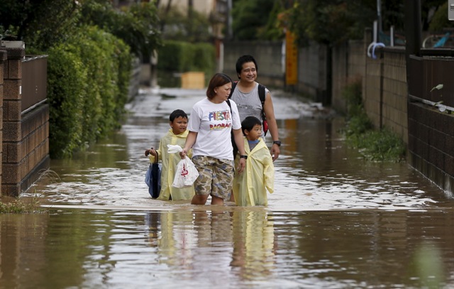 Typhoon Etau smashed into Japan on Wednesday and thousands of people have been forced to leave their homes as heavy rain affect different parts of Japan. Japan floods,japan floods photos,Typhoon Etau,Typhoon Etau photos,japan evacuation,Heavy Rain Overflows Rivers,heavy rain in japan