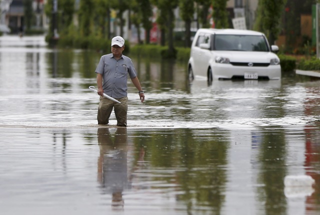 Typhoon Etau smashed into Japan on Wednesday and thousands of people have been forced to leave their homes as heavy rain affect different parts of Japan. Japan floods,japan floods photos,Typhoon Etau,Typhoon Etau photos,japan evacuation,Heavy Rain Overflows Rivers,heavy rain in japan