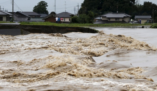Typhoon Etau smashed into Japan on Wednesday and thousands of people have been forced to leave their homes as heavy rain affect different parts of Japan. Japan floods,japan floods photos,Typhoon Etau,Typhoon Etau photos,japan evacuation,Heavy Rain Overflows Rivers,heavy rain in japan