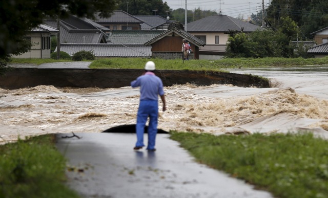 Typhoon Etau smashed into Japan on Wednesday and thousands of people have been forced to leave their homes as heavy rain affect different parts of Japan. Japan floods,japan floods photos,Typhoon Etau,Typhoon Etau photos,japan evacuation,Heavy Rain Overflows Rivers,heavy rain in japan