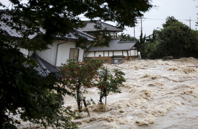 Typhoon Etau smashed into Japan on Wednesday and thousands of people have been forced to leave their homes as heavy rain affect different parts of Japan. Japan floods,japan floods photos,Typhoon Etau,Typhoon Etau photos,japan evacuation,Heavy Rain Overflows Rivers,heavy rain in japan