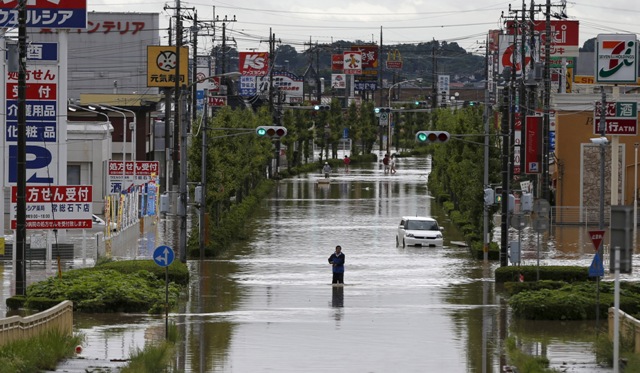 Typhoon Etau smashed into Japan on Wednesday and thousands of people have been forced to leave their homes as heavy rain affect different parts of Japan. Japan floods,japan floods photos,Typhoon Etau,Typhoon Etau photos,japan evacuation,Heavy Rain Overflows Rivers,heavy rain in japan