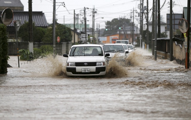 Typhoon Etau smashed into Japan on Wednesday and thousands of people have been forced to leave their homes as heavy rain affect different parts of Japan. Japan floods,japan floods photos,Typhoon Etau,Typhoon Etau photos,japan evacuation,Heavy Rain Overflows Rivers,heavy rain in japan