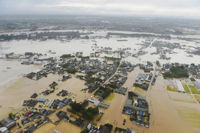 Typhoon Etau smashed into Japan on Wednesday and thousands of people have been forced to leave their homes as heavy rain affect different parts of Japan. Japan floods,japan floods photos,Typhoon Etau,Typhoon Etau photos,japan evacuation,Heavy Rain Overflows Rivers,heavy rain in japan