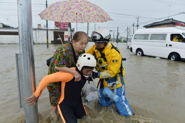 Typhoon Etau smashed into Japan on Wednesday and thousands of people have been forced to leave their homes as heavy rain affect different parts of Japan. Japan floods,japan floods photos,Typhoon Etau,Typhoon Etau photos,japan evacuation,Heavy Rain Overflows Rivers,heavy rain in japan