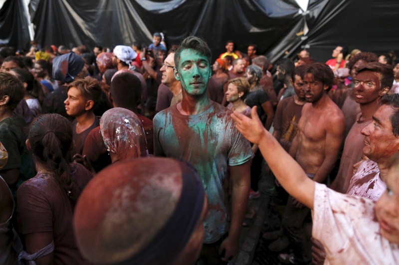 The festival was inspired by a dispute between the town of Baza and Guadix over the possession of an icon of the Virgin of Piedad. Cascamorras Festival,Cascamorras Festival 2015,Baza and Guadix,Virgin of Piedad,Cascamorras Festival pics,Cascamorras Festival images,Cascamorras Festival stills,Cascamorras Festival pictures,Cascamorras Festival photos,dirty festival