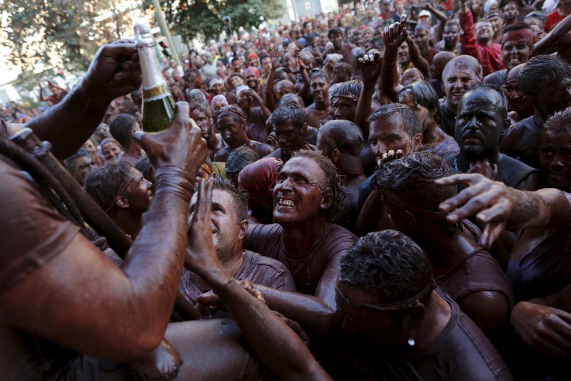 The festival was inspired by a dispute between the town of Baza and Guadix over the possession of an icon of the Virgin of Piedad. Cascamorras Festival,Cascamorras Festival 2015,Baza and Guadix,Virgin of Piedad,Cascamorras Festival pics,Cascamorras Festival images,Cascamorras Festival stills,Cascamorras Festival pictures,Cascamorras Festival photos,dirty festival
