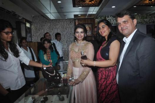 Bollywood Actress Prachi Desai showcases Manek Gems.