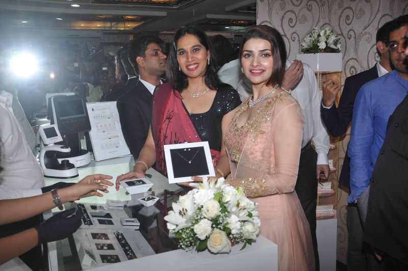 Bollywood Actress Prachi Desai showcases Manek Gems. Prachi Desai,actress Prachi Desai,Prachi Desai showcases Manek Gems,Manek Gems,Prachi Desai latest pics,Prachi Desai latest images,Prachi Desai latest photos,Prachi Desai latest stills,Prachi Desai latest pictures