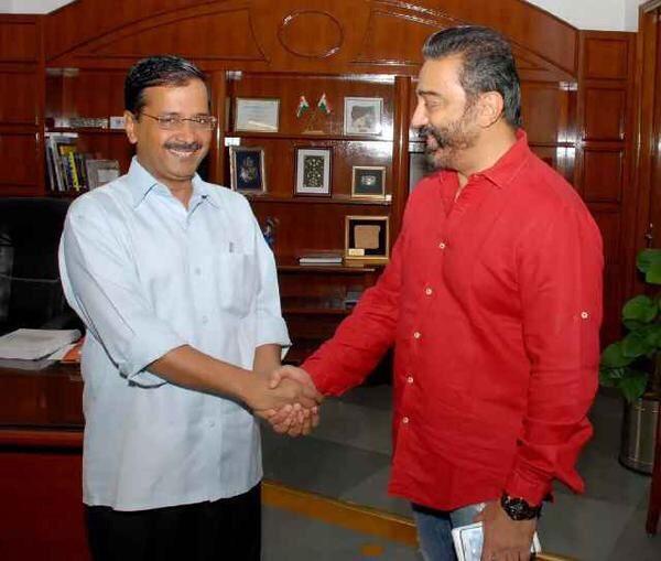 Prominent Actor and Director Kamal Hassan meets Delhi CM Arvind Kejriwal. Kamal Hassan,actor Kamal Hassan,Delhi CM Arvind Kejriwal,Arvind Kejriwal,Kamal Hassan with Arvind Kejriwal