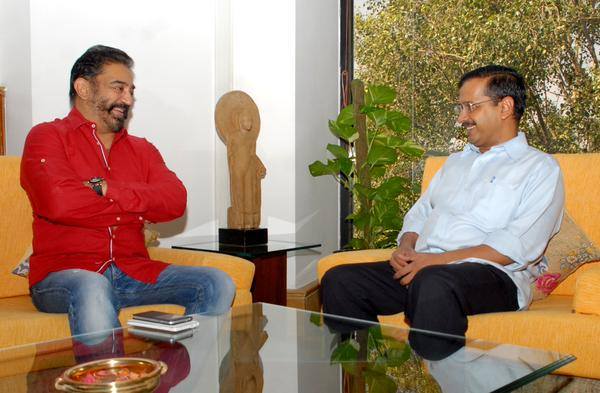 Prominent Actor and Director Kamal Hassan meets Delhi CM Arvind Kejriwal. Kamal Hassan,actor Kamal Hassan,Delhi CM Arvind Kejriwal,Arvind Kejriwal,Kamal Hassan with Arvind Kejriwal