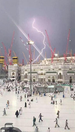 A massive construction crane crashed on the Grand Mosque in Mecca, Saudi Arabia on Friday evening. The death toll, which has been steadily climbing currently stands at 87 killed. Over 184 people have been injured. Mecca crash video,mecca crane crash video,saudi mosque,grand mosque accident,mecca,crane crash in mecca,video of mecca mosque crane crash,pictures mecca,saudi arabia,saudi