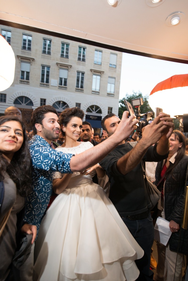 Bollywood Actress Kangana Ranaut gets a Queen's welcome in Paris. Kangana Ranaut,actress Kangana Ranaut,kangana ranaut katti batti,Katti Batti,Kangana Ranaut in Paris,Kangana Ranaut latest pics,Kangana Ranaut latest images,Kangana Ranaut latest photos,Kangana Ranaut latest stills,Kangana Ranaut latest pictures,Kangana R