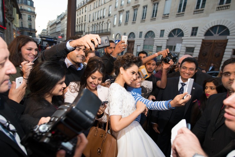 Bollywood Actress Kangana Ranaut gets a Queen's welcome in Paris. Kangana Ranaut,actress Kangana Ranaut,kangana ranaut katti batti,Katti Batti,Kangana Ranaut in Paris,Kangana Ranaut latest pics,Kangana Ranaut latest images,Kangana Ranaut latest photos,Kangana Ranaut latest stills,Kangana Ranaut latest pictures,Kangana R