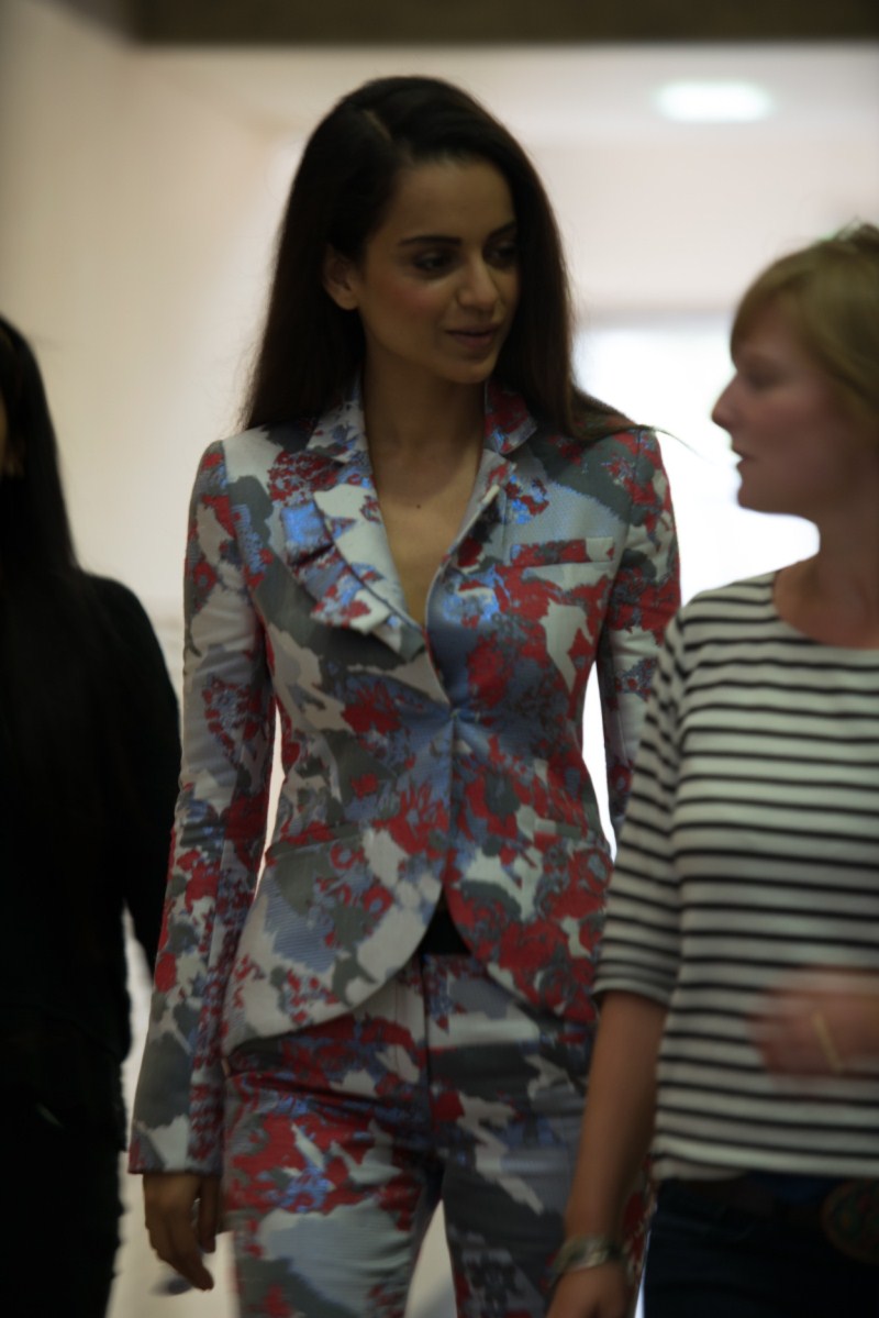 Bollywood Actress Kangana Ranaut gets a Queen's welcome in Paris. Kangana Ranaut,actress Kangana Ranaut,kangana ranaut katti batti,Katti Batti,Kangana Ranaut in Paris,Kangana Ranaut latest pics,Kangana Ranaut latest images,Kangana Ranaut latest photos,Kangana Ranaut latest stills,Kangana Ranaut latest pictures,Kangana R