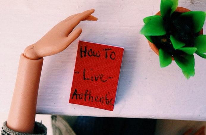 A viral Instagram account has taken the Internet by storm and hard-bend on exposing the fake plastic lives that we are living, especially on social media. Hipster barbie,barbie,hipster,Instagram,Plastic doll,Instagram pictures,viral on instagram,Instagram barbie,hipster barbie instagram,Socality Barbie,socalitybarbie,#liveauthentic