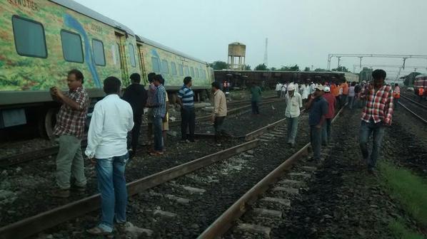 Another Tragedy on Tracks in Karnataka, Duronto Express heading to Mumbai derails in Kalaburagi. Duronto Express train,Duronto Express,Duronto Express train derails,Duronto Express train derails in Karnataka,Duronto train,train derails,train accident