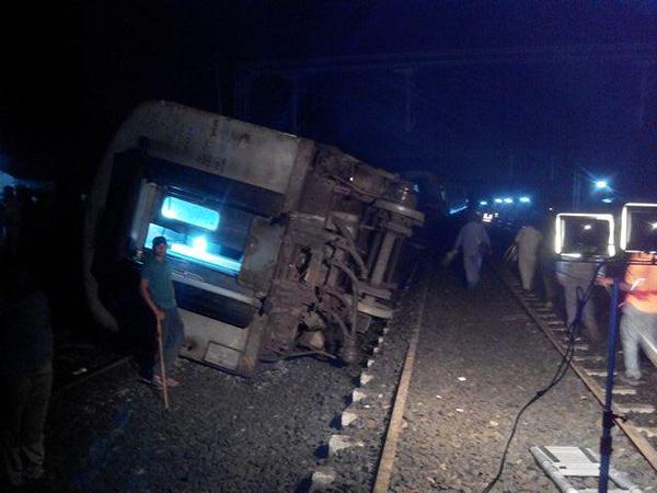 Another Tragedy on Tracks in Karnataka, Duronto Express heading to Mumbai derails in Kalaburagi. Duronto Express train,Duronto Express,Duronto Express train derails,Duronto Express train derails in Karnataka,Duronto train,train derails,train accident
