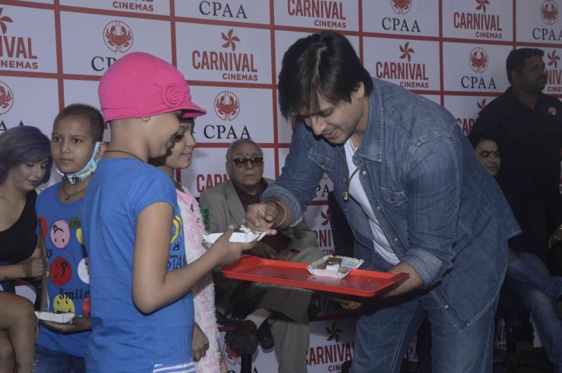 Bollywood Actor Vivek Oberoi celebrates his birthday with cancer patients. Vivek Oberoi,Vivek Oberoi birthday,Vivek Oberoi birthday celebration,Vivek Oberoi birthday celebration with cancer patients,cancer patients,actor Vivek Oberoi,Vivek Oberoi latest pics,Vivek Oberoi latest images,Vivek Oberoi latest photos,Vivek Oberoi late