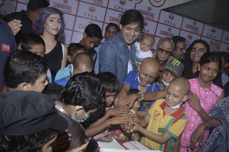 Bollywood Actor Vivek Oberoi celebrates his birthday with cancer patients. Vivek Oberoi,Vivek Oberoi birthday,Vivek Oberoi birthday celebration,Vivek Oberoi birthday celebration with cancer patients,cancer patients,actor Vivek Oberoi,Vivek Oberoi latest pics,Vivek Oberoi latest images,Vivek Oberoi latest photos,Vivek Oberoi late