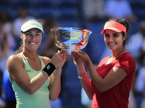 Sania Mirza and Martina Hingis beat Casey Dellacqua and Yaroslava Shvedova 6-3, 6-3 to win the US Open women's doubles title in New York on Sunday.