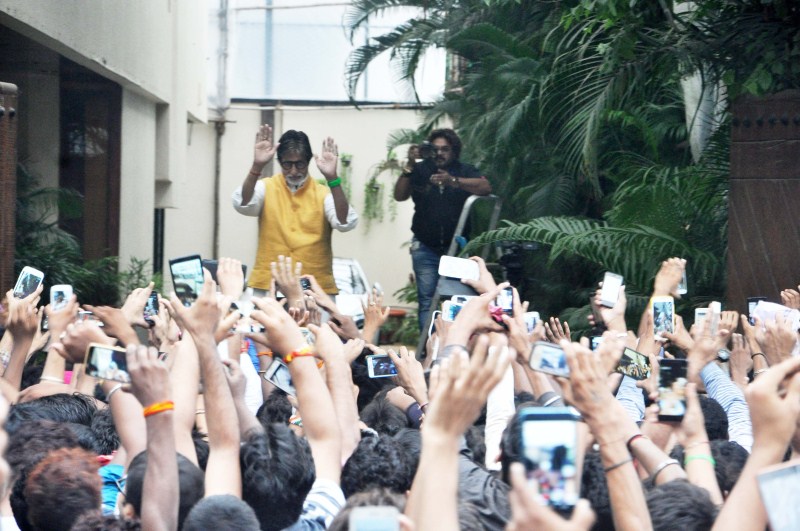 Bollywood Actor Amitabh Bachchan waves to his fans outside his Bungalow. Amitabh Bachchan,actor Amitabh Bachchan,Amitabh Bachchan meets fans,Amitabh Bachchan meets his fans,Amitabh Bachchan latest pics,Amitabh Bachchan latest images,Amitabh Bachchan latest photos,Amitabh Bachchan latest stills,Amitabh Bachchan latest pictures