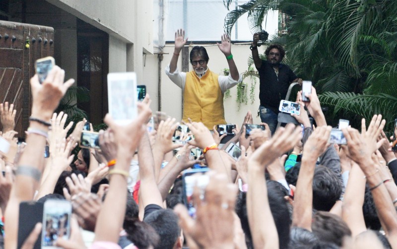 Bollywood Actor Amitabh Bachchan waves to his fans outside his Bungalow. Amitabh Bachchan,actor Amitabh Bachchan,Amitabh Bachchan meets fans,Amitabh Bachchan meets his fans,Amitabh Bachchan latest pics,Amitabh Bachchan latest images,Amitabh Bachchan latest photos,Amitabh Bachchan latest stills,Amitabh Bachchan latest pictures