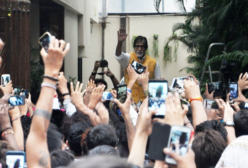 Bollywood Actor Amitabh Bachchan waves to his fans outside his Bungalow. Amitabh Bachchan,actor Amitabh Bachchan,Amitabh Bachchan meets fans,Amitabh Bachchan meets his fans,Amitabh Bachchan latest pics,Amitabh Bachchan latest images,Amitabh Bachchan latest photos,Amitabh Bachchan latest stills,Amitabh Bachchan latest pictures