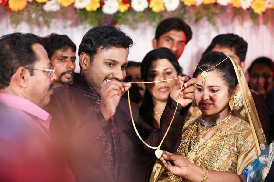 Playback singer Najim Arshad married Thazni Thaha on Sunday, 13 September. Najim arshad,najim arshad wedding,najim arshad marriage,najim arshad wedding stills,najim arshad reception stills,guests at najim arshad wedding