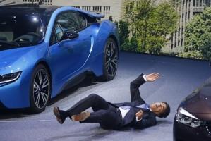 Harald Krueger,Harald Krueger Faints on Stage,BMW CEO Harald Krueger,BMW CEO,BMW CEO Faints on Stage,BMW,BMW car,Frankfurt Motor Show