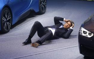 Harald Krueger,Harald Krueger Faints on Stage,BMW CEO Harald Krueger,BMW CEO,BMW CEO Faints on Stage,BMW,BMW car,Frankfurt Motor Show