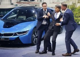 Harald Krueger,Harald Krueger Faints on Stage,BMW CEO Harald Krueger,BMW CEO,BMW CEO Faints on Stage,BMW,BMW car,Frankfurt Motor Show