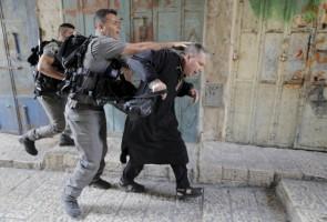 Israeli police,Palestinians in Jerusalem,Clashes in Jerusalem,al-Aqsa mosque,Palestinian protester
