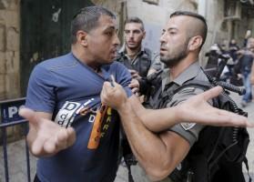 Israeli police,Palestinians in Jerusalem,Clashes in Jerusalem,al-Aqsa mosque,Palestinian protester