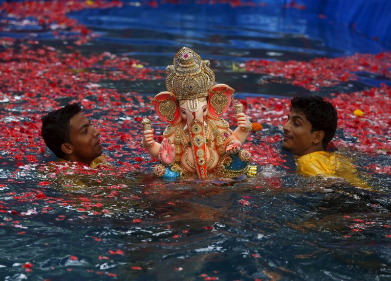 Vinayaka Chaturthi or Ganesh Chaturthi celebrations end with the immersion or Visarjan of clay Ganapati idol in water. Ganesh idol immersion,Ganesh idol immersion 2015,Ganesh immersion,Ganesh Chaturthi,Ganesh Chaturthi 2015,Visarjan,Ganpati Visarjan,Ganapati idol in water