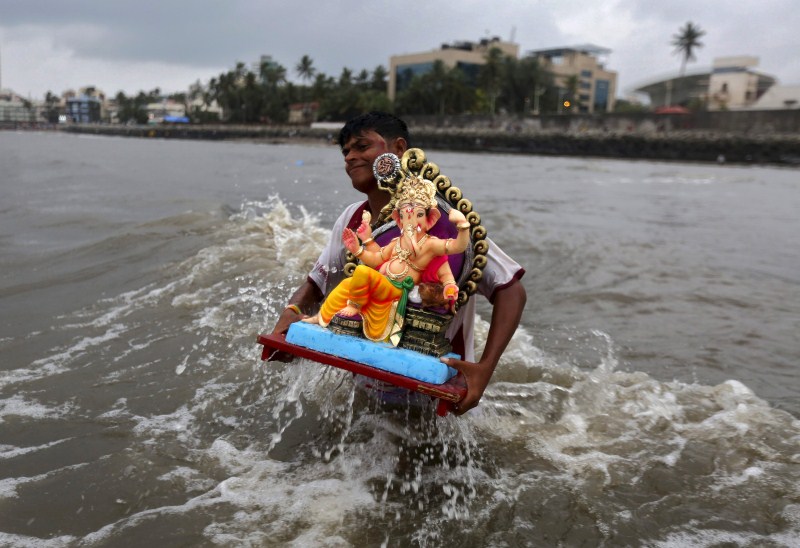 Vinayaka Chaturthi or Ganesh Chaturthi celebrations end with the immersion or Visarjan of clay Ganapati idol in water. Ganesh idol immersion,Ganesh idol immersion 2015,Ganesh immersion,Ganesh Chaturthi,Ganesh Chaturthi 2015,Visarjan,Ganpati Visarjan,Ganapati idol in water