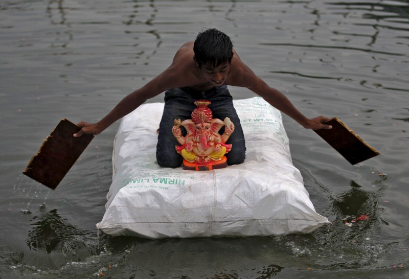 Vinayaka Chaturthi or Ganesh Chaturthi celebrations end with the immersion or Visarjan of clay Ganapati idol in water. Ganesh idol immersion,Ganesh idol immersion 2015,Ganesh immersion,Ganesh Chaturthi,Ganesh Chaturthi 2015,Visarjan,Ganpati Visarjan,Ganapati idol in water