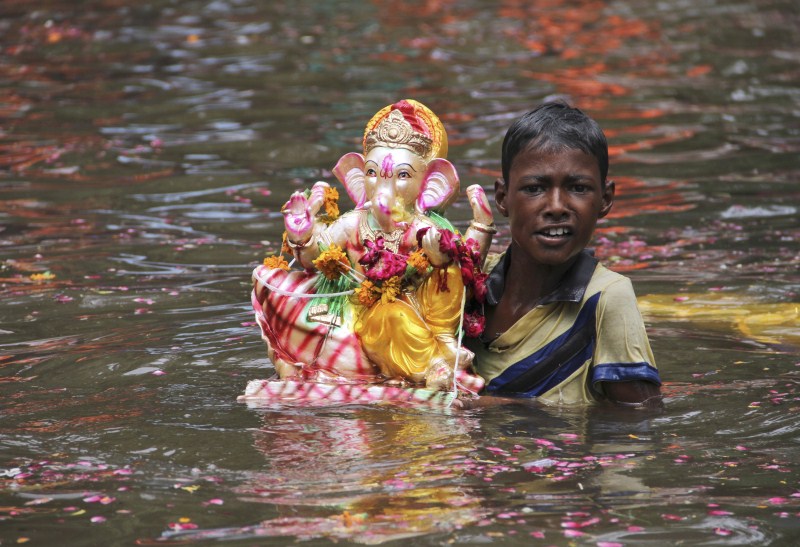 Vinayaka Chaturthi or Ganesh Chaturthi celebrations end with the immersion or Visarjan of clay Ganapati idol in water. Ganesh idol immersion,Ganesh idol immersion 2015,Ganesh immersion,Ganesh Chaturthi,Ganesh Chaturthi 2015,Visarjan,Ganpati Visarjan,Ganapati idol in water