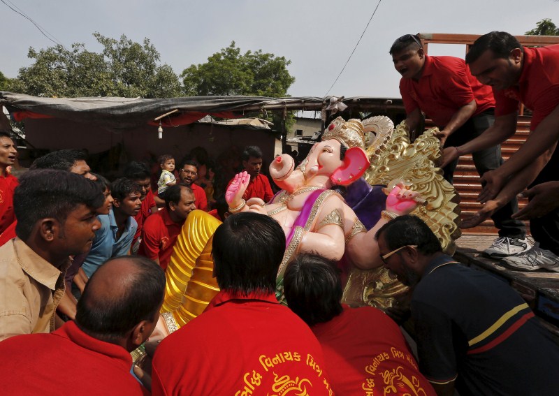 Vinayaka Chaturthi or Ganesh Chaturthi celebrations end with the immersion or Visarjan of clay Ganapati idol in water. Ganesh idol immersion,Ganesh idol immersion 2015,Ganesh immersion,Ganesh Chaturthi,Ganesh Chaturthi 2015,Visarjan,Ganpati Visarjan,Ganapati idol in water